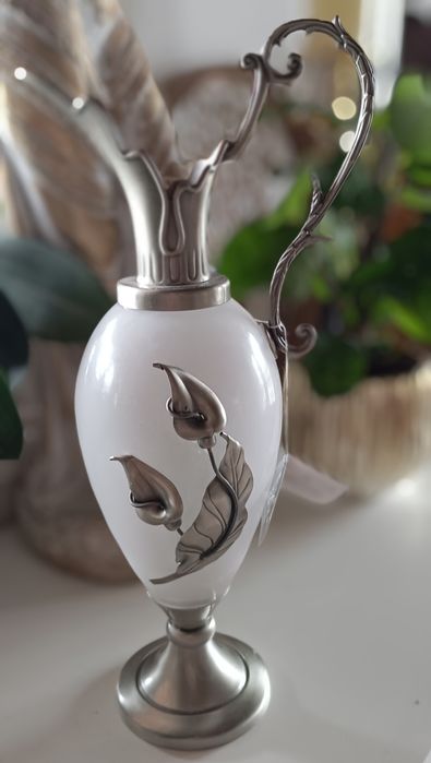 Jarra decorativa em vidro opalino branco com detalhesmetal prateado