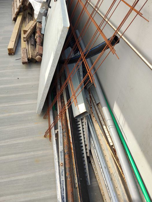 Ferro velho/ paletes velhas / sobras de obra e entulho