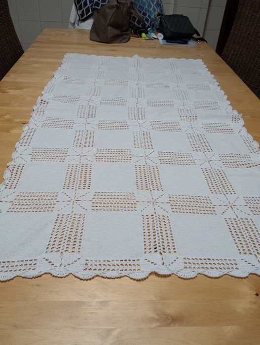 Pequena toalha de chá em estoupa e croche.