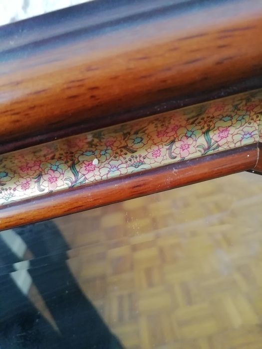 Espelho biselado com moldura em madeira