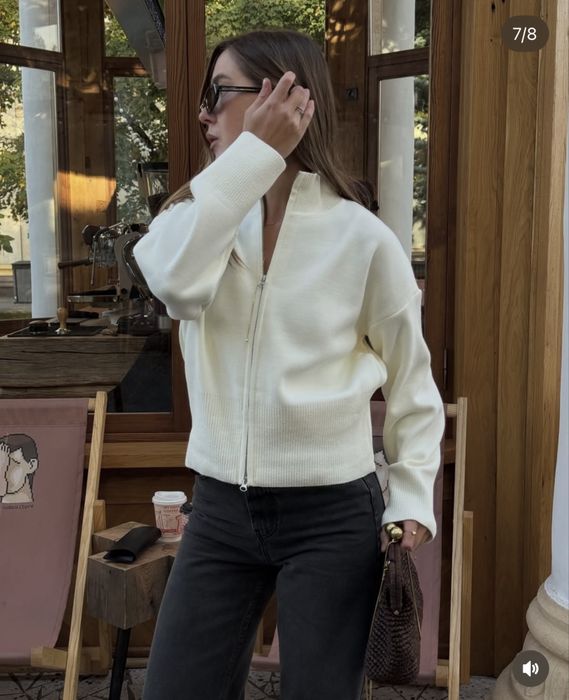 Джемпер (молочного кольору)