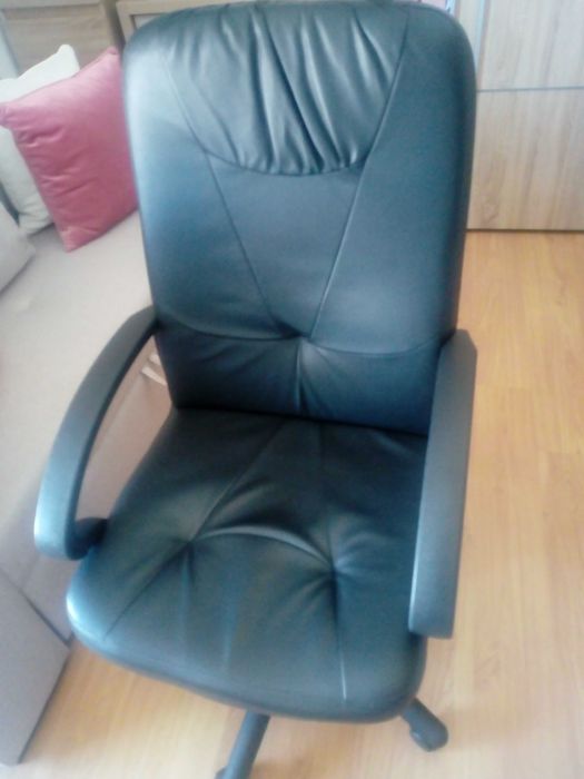 Cadeira de Escritório grande, em pele preta, com braços - ótimo estado