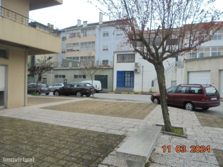 Armazém com 400 m2 junto ao Pingo Doce da Guarda Gare