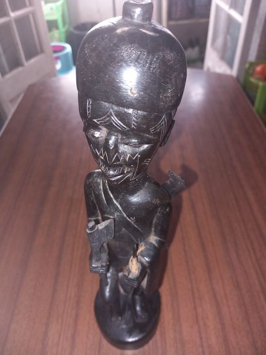 Escultura guerreiro africano em madeira de pau preto