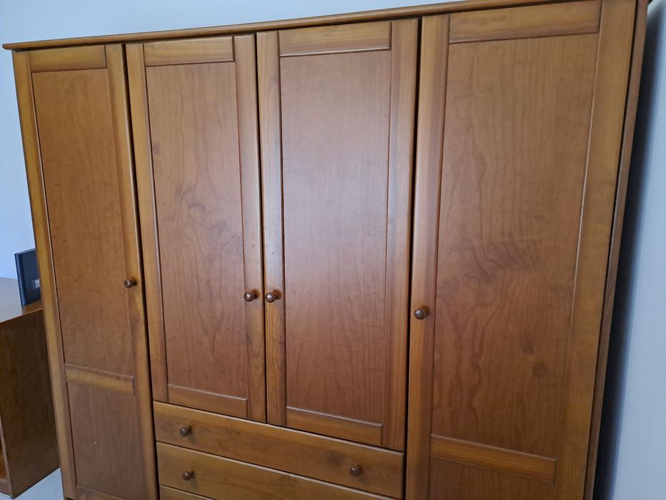 Secretária + Cadeira + Roupeiro em Pinho Mel