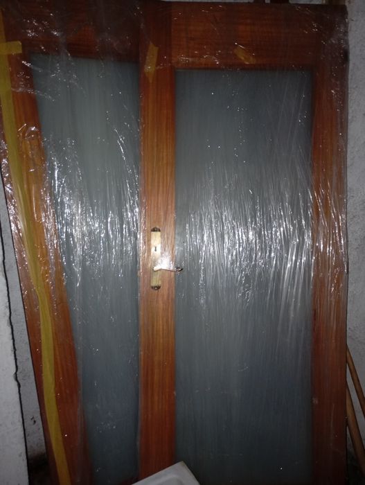 Duas portas com vidro e o respetivo aro