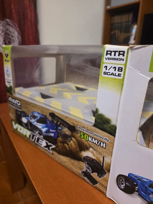 Vendo WLToys Vortex 4x4 telecomandado, escala 1:18, em estado impecável.