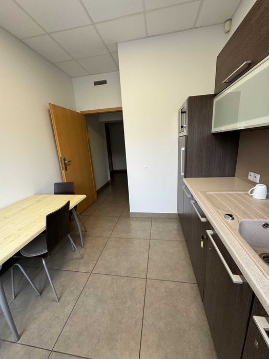 Lokal na parterze; biuro, handel, usługi