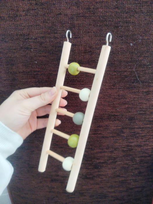 Drewniana drabinka z koralikami dla ptaków i gryzoni
