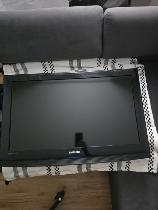 Telewizor Samsung 32cale,pilot plus uchwyt.
