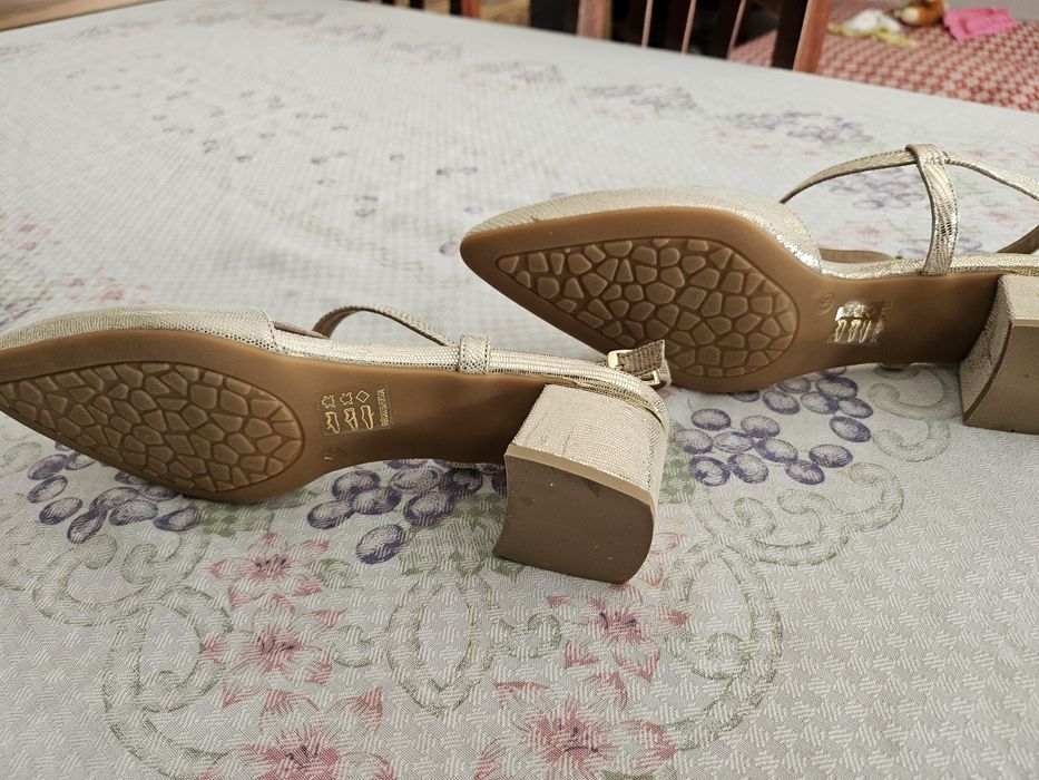 Sandálias  fachadas à frente