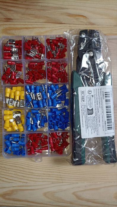 Роз'єми, клеми- 280 шт. та щипці.