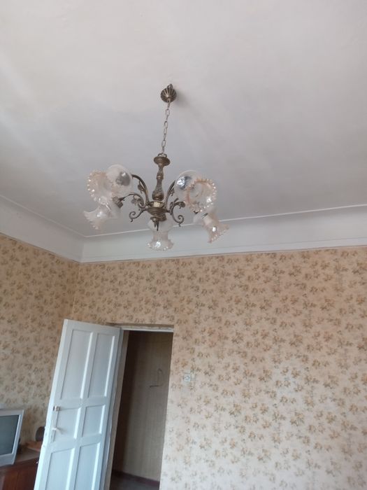 Продам люстру б/у