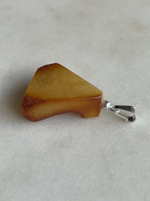 Zawieszka artystyczna z bursztynu surowego