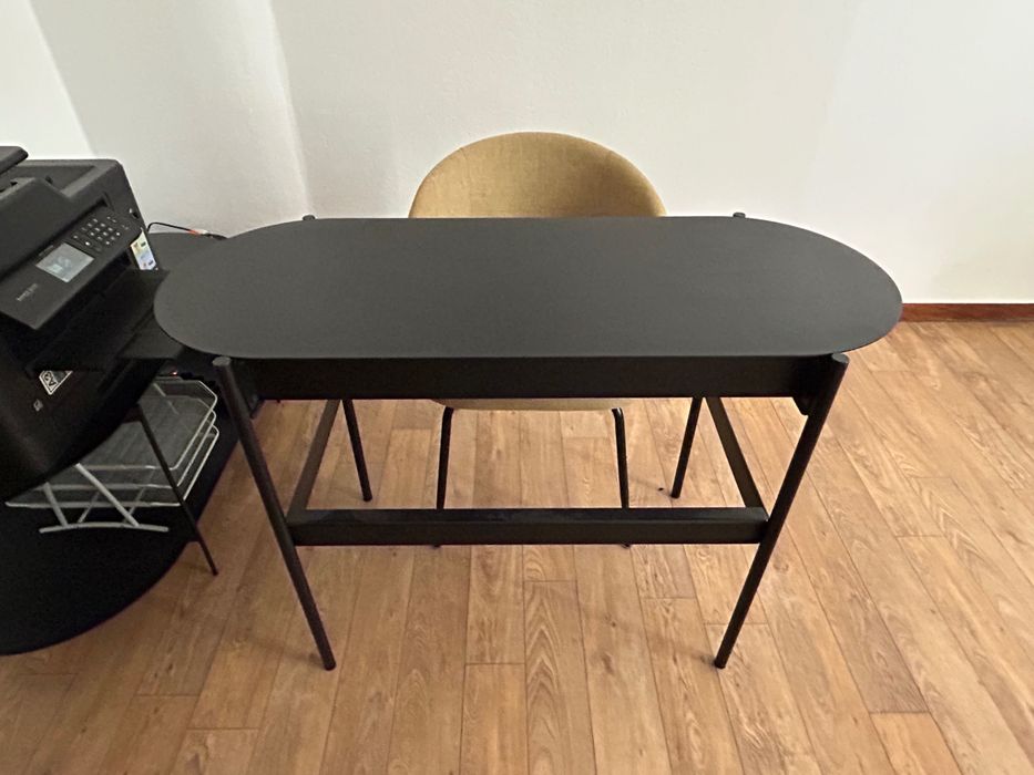 Secretária e Mesa de Apoio