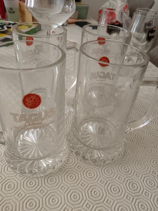 Jogo de copos de cerveja e taças