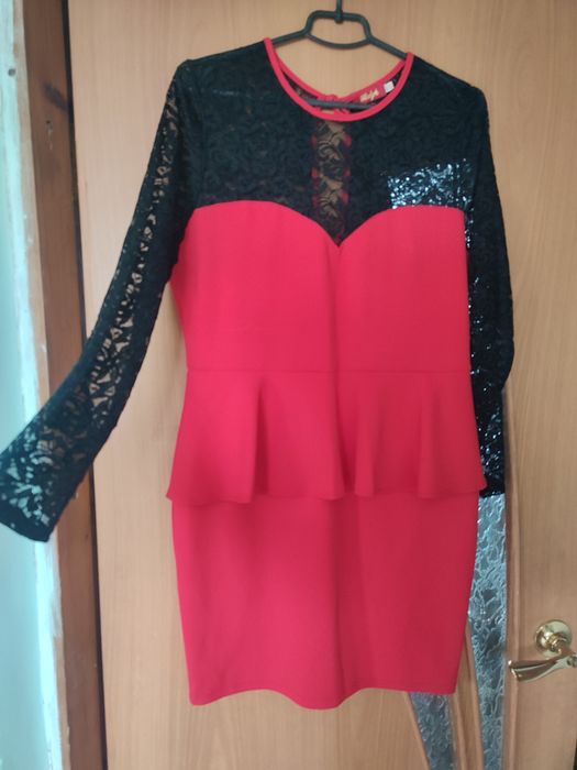 Ярко-красное платье с ажуром,размер 48-50