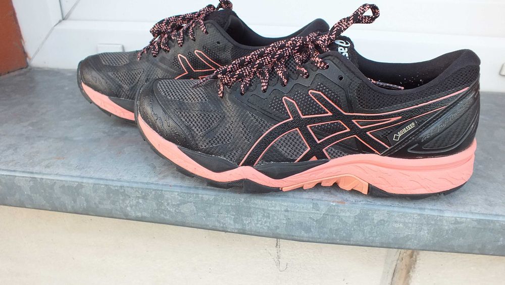 Super buty sportowe marki Asics gel fujitrabuco 6 roz 40,5