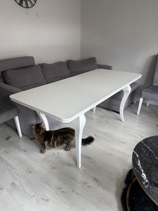 Biały stół w stylu glamour