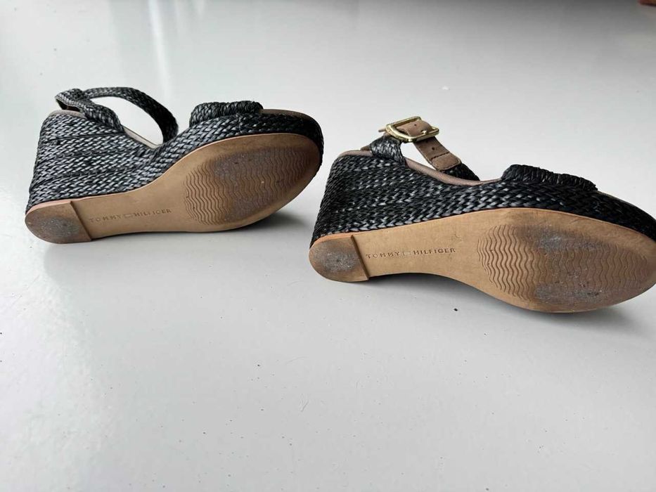 Sandały na koturnie Tommy Hilfiger – Rozmiar 37