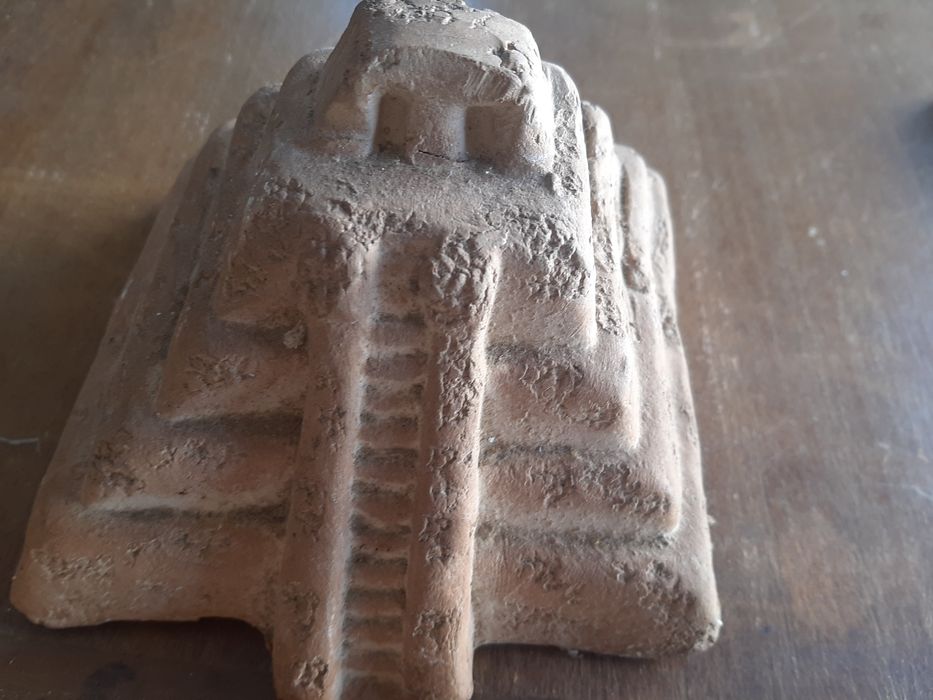 Pirâmide de Chichén Itzá, México, em terracota