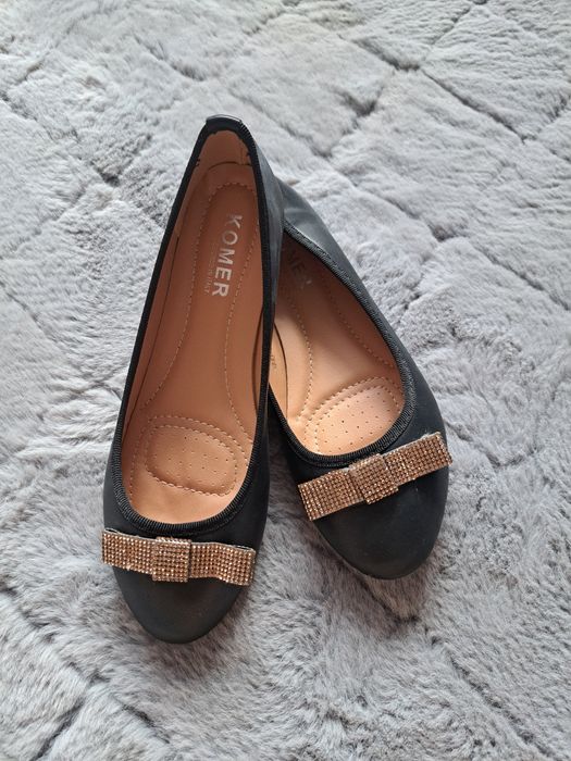 Czarne balerinki z ozdobą