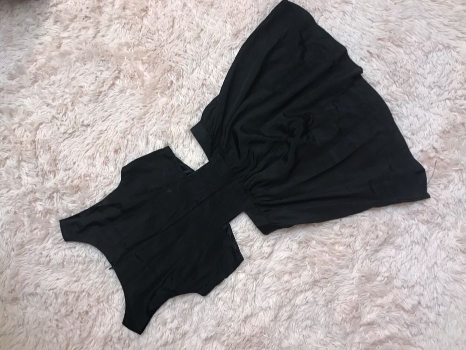 Sukienka imprezowa wycięcia na brzuchu goły brzuch z wycięciami