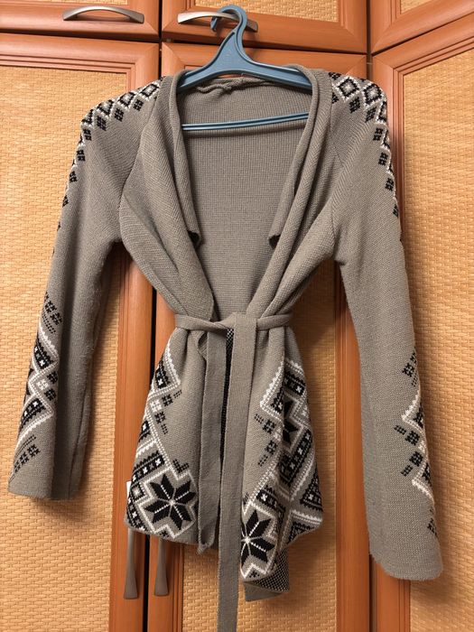 Вʼязаний кардиган з вишивкою