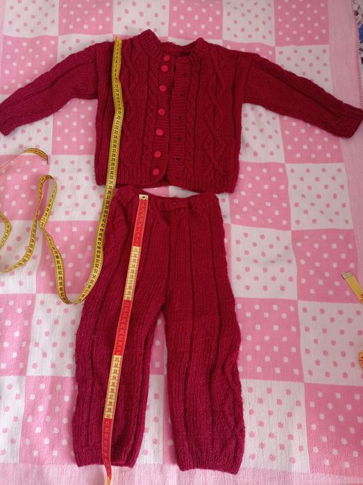 Теплые ,зимние шапки с шарфом на  5- 8 лет и 2-3 года.Вязаные костюмы