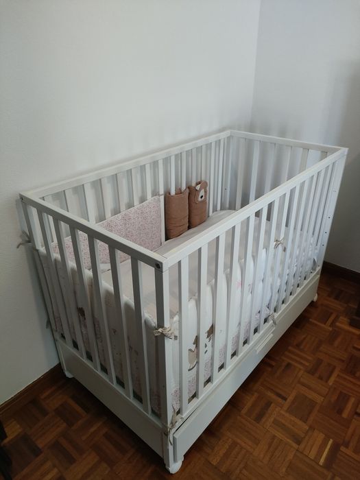 Cama berço de grades para criança