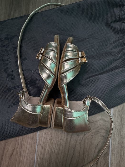 Туфлі для бальних танців