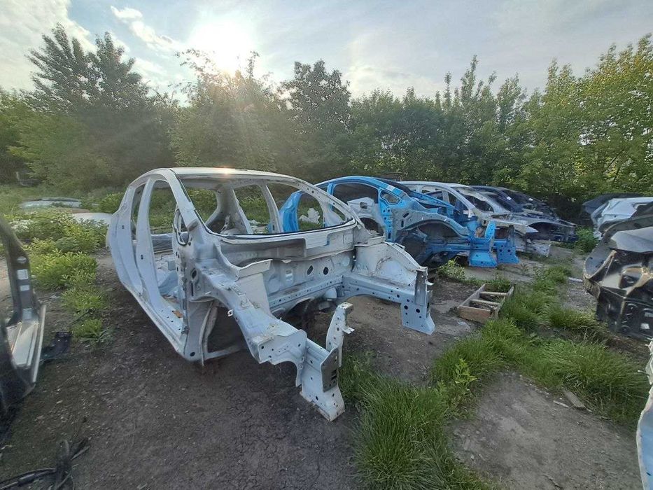 Nissan Leaf Ниссан Лиф 2012-2018 четверть передняя задняя с разборки