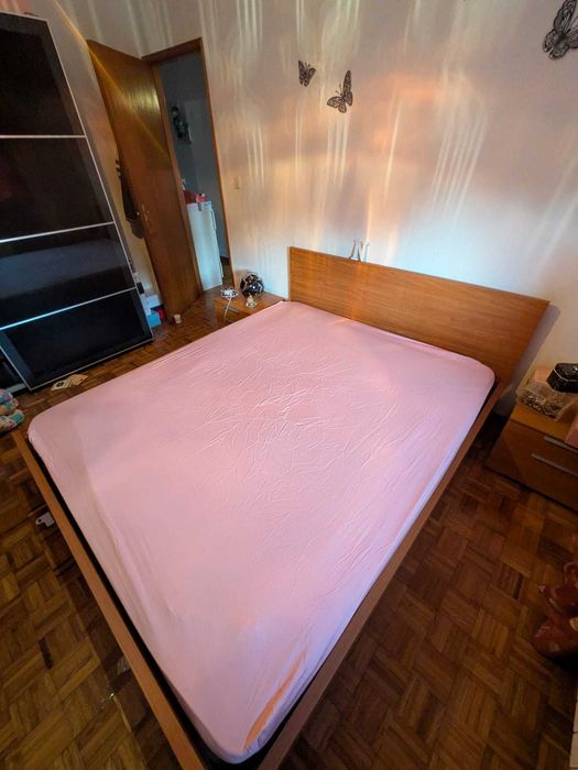 Conjunto de Quarto: Cama + Cómoda + 2 Mesas de Cabeceira