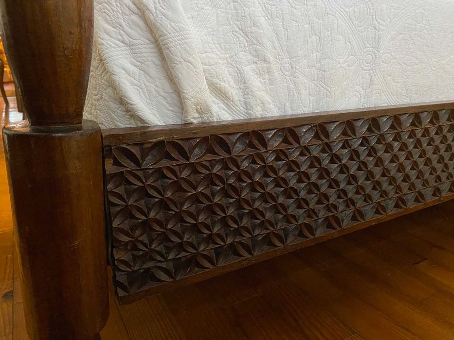 Cama de casal trabalhada dos anos 60