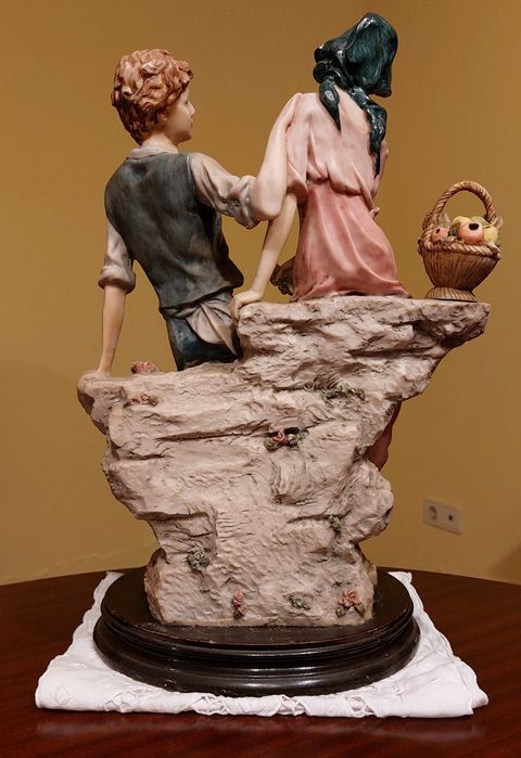 Estatueta casal c/ base madeira