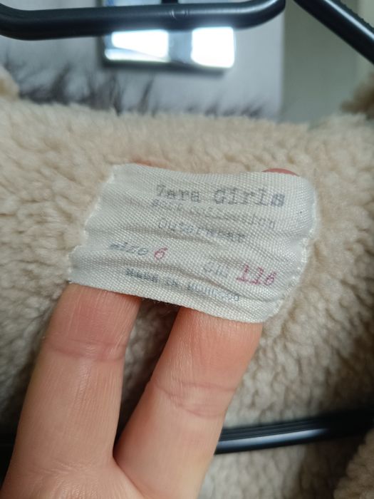 Elegancki płaszcz dziewczęcy płaszczyk na misiu z kapturem ocieplany Zara 116