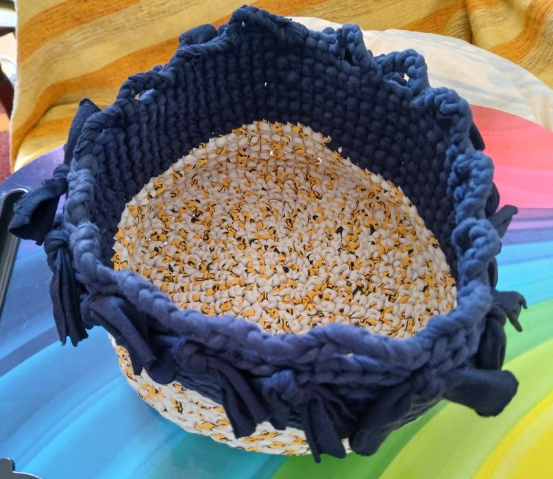 Cesto artesanal feito em crochê