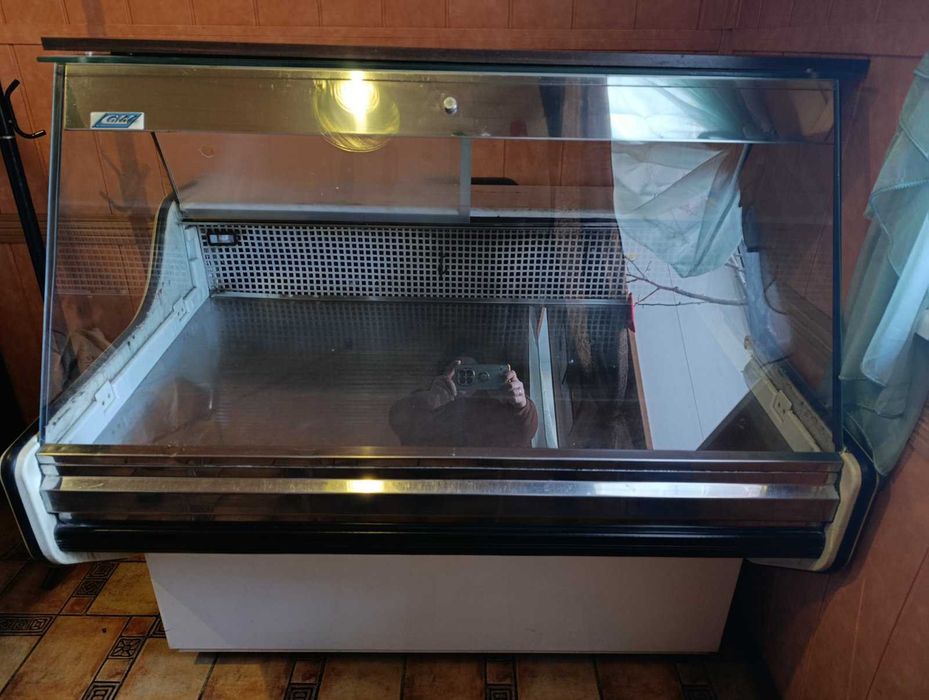 Продам холодильну вітрину Gold