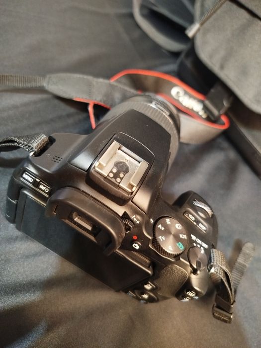 Máquina Fotográfica CANON EOS 250D +EF-S 18-55  COMO NOVA em Garantia