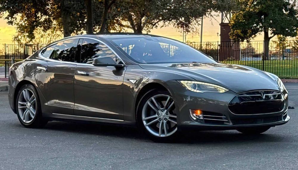 Tesla Model S P85D      2015