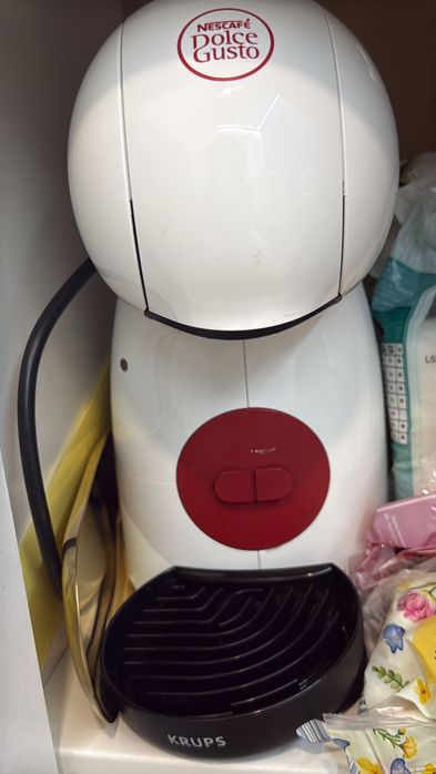 Armário com máquina de café e oferta de cafés