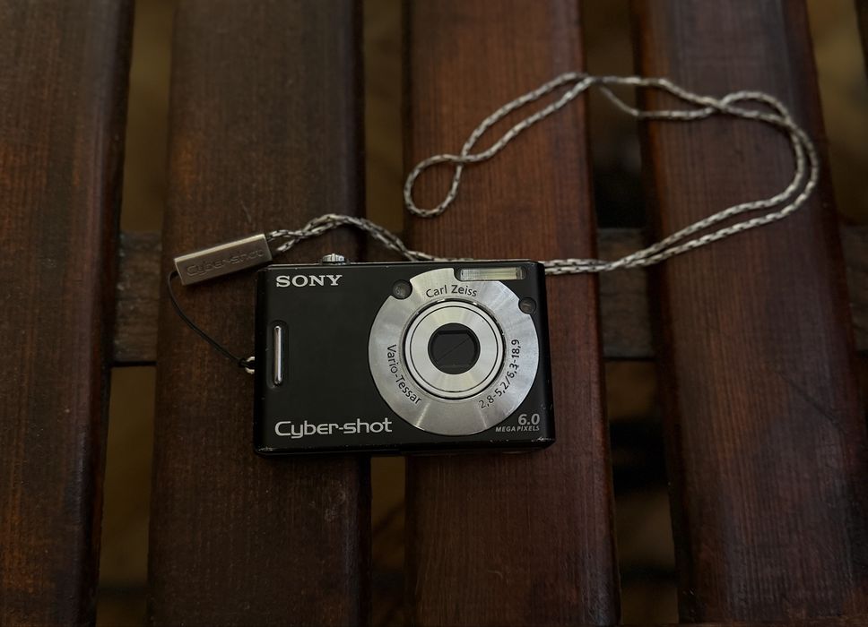 цифровий фотоапарат Sony Cyber-shot з коробкою