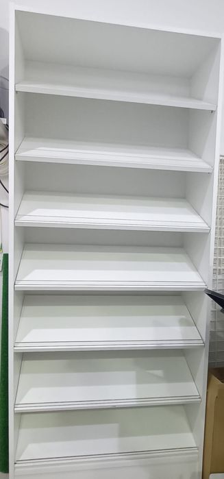 Móvel com prateleiras expositoras