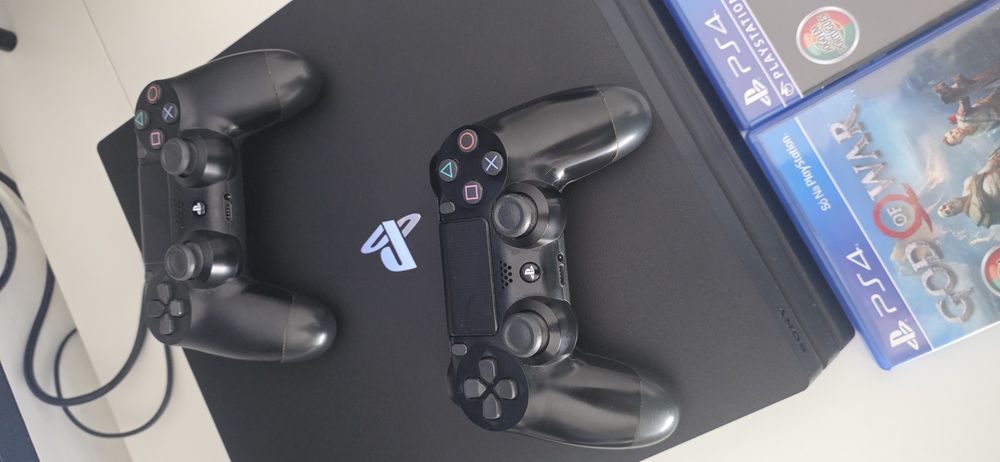 PS4 pro 1Tb como nova + 2 comandos + 3 jogos