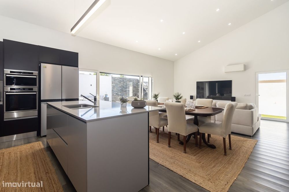 Moradia T4+1 com piscina | Perto de tudo, longe do ruído