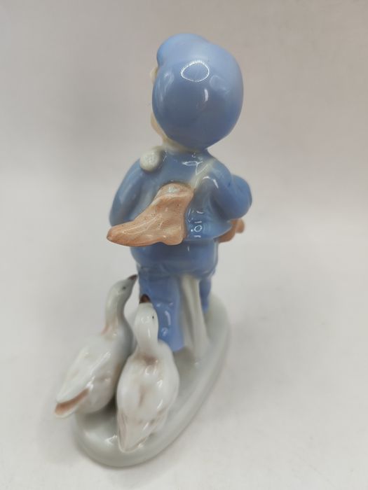 Porcelanowa figurka chłopiec z gęsiami Terra kolekcja dekoracja