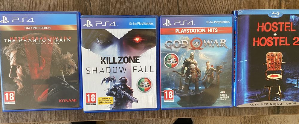 Playstation 4 com 2 comandos originais