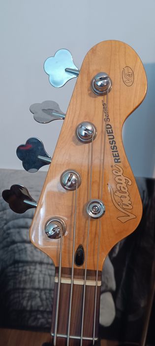 Gitara basowa Vintage reissued v4 bass