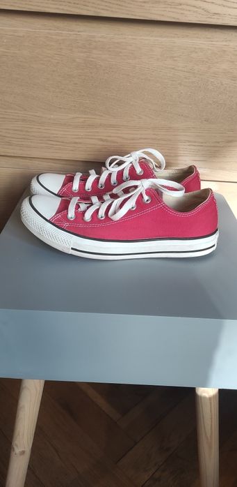 Niskie, czerwone Converse. Rozmiar 39