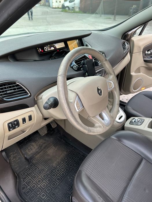 Автомобіль RENAULT